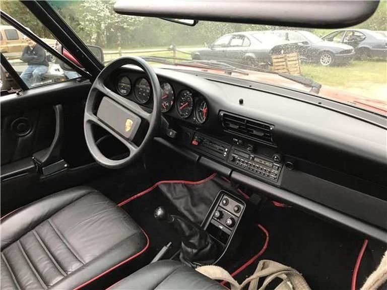 Разбитый редкий Porsche из 80-х продают за внушительную сумму