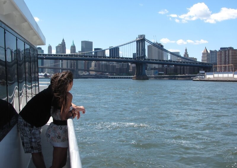 Девушка на мосту фото без лица