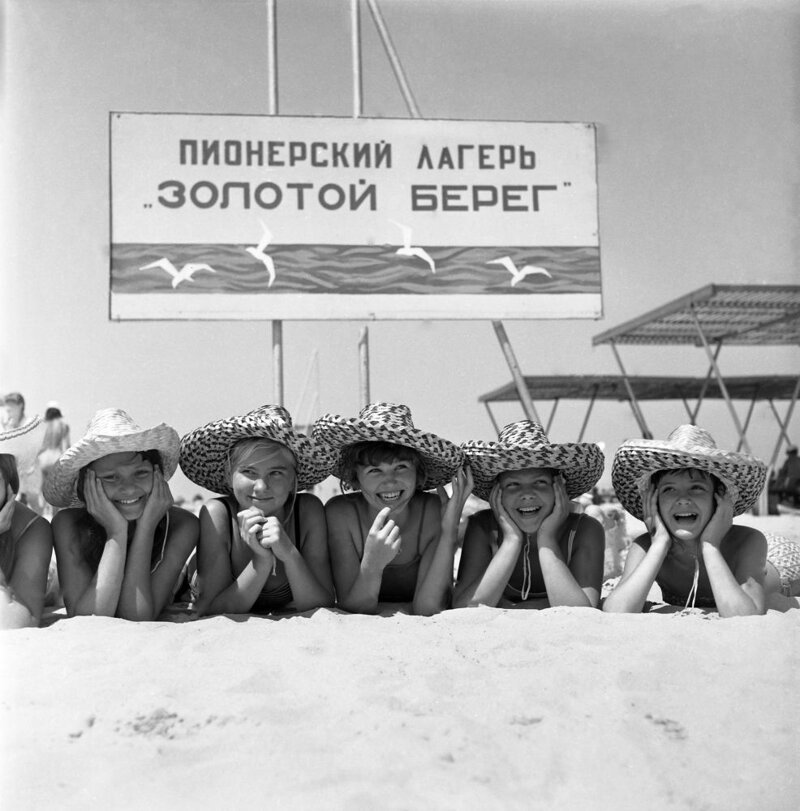На пляже детского лагеря "Золотой берег" в Анапе. 