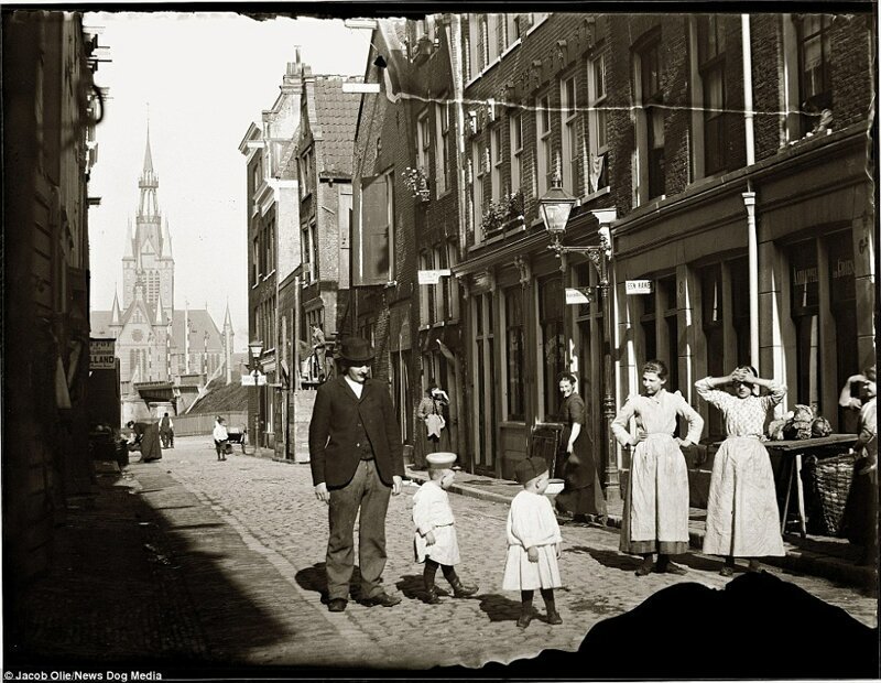 Семейные прогулки никто не отменял: сцена из Гроте-Хаутстраат, расположенной недалеко от квартала красных фонарей, в 1894 году, когда индустрия торговли сексом была в самом разгаре.