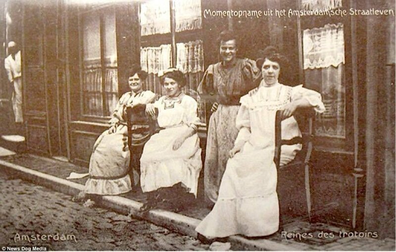 Фотография с заголовком «Королевы улицы», сделанная около 1900 года, показывает секс-работниц в длинных платьях на тротуаре.