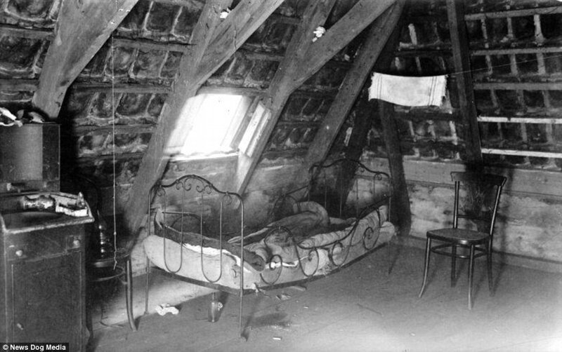 За занавесками: на фото 1919 года — провисающая постель одной из работниц квартала. 
