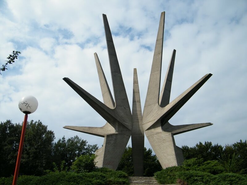 Памятник партизанскому отряду Космай на горе Космай, Сербия (Войин Стоич и Градимир Ведакович, 1970). Этот 40-метровый мемориал посвящен формированию партизанского полка Космай и Сава на этом месте в июле 1941 года