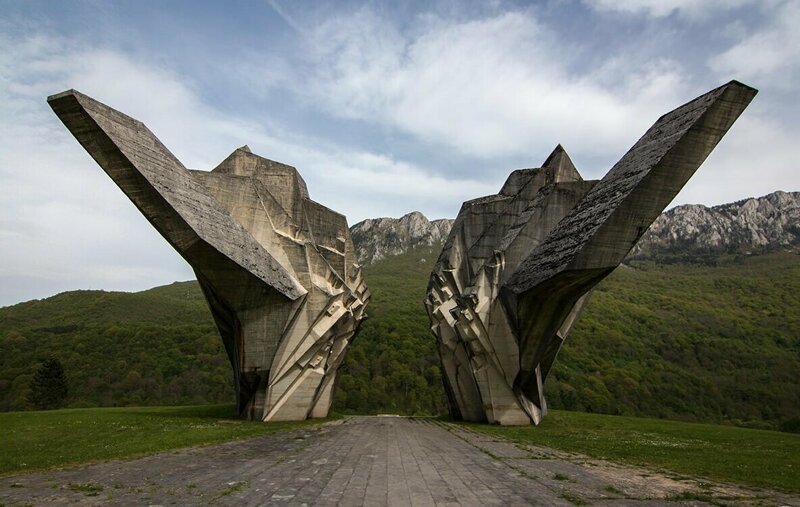 Памятник Долине Героев в Тентиште, Босния и Герцеговина.  В память о битве под Сутеской в ​​1943 году, когда армия Оси, насчитывающая 127 000 военнослужащих, перешла в наступление силами 22 000 югославских партизан