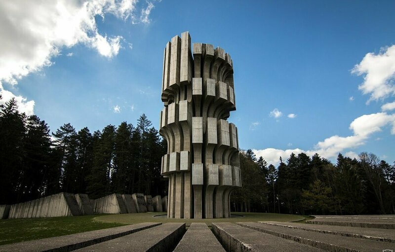 Памятник революции на горе Козара, Босния и Герцеговина.