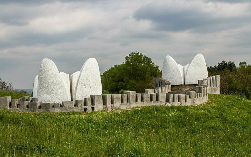Памятник каменному спящему, Мемориальный парк Шумарице,  Крагуевац, Сербия