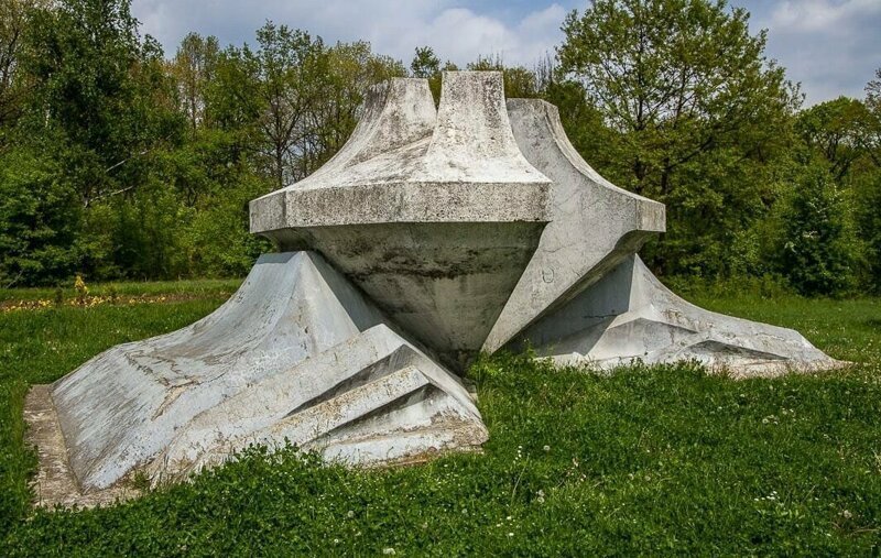 Памятник хрустальному цветку, Мемориальный парк Шумарице, Крагуевац, Сербия