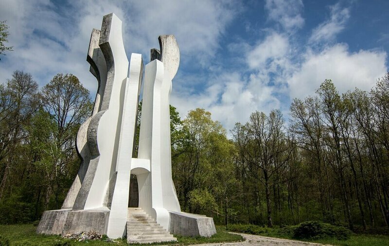 Памятник отряду в Брезовицком лесу