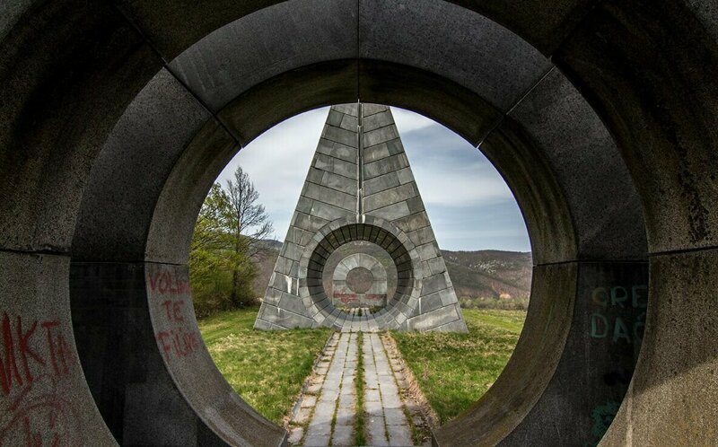 Памятник снайперу в Попине, Сербия