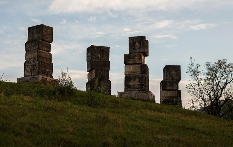 Мемориальный парк Гаравице в Бихач, Босния и Герцеговина. В период с июля по август 1941 года в Бихаче были арестованы и казнены более 12 000 этнических сербов.