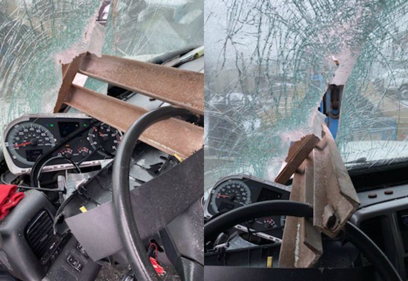 Стальная балка прошла через лобовое стекло, разбила панель приборов и уперлась в руль как раз напротив груди водителя.