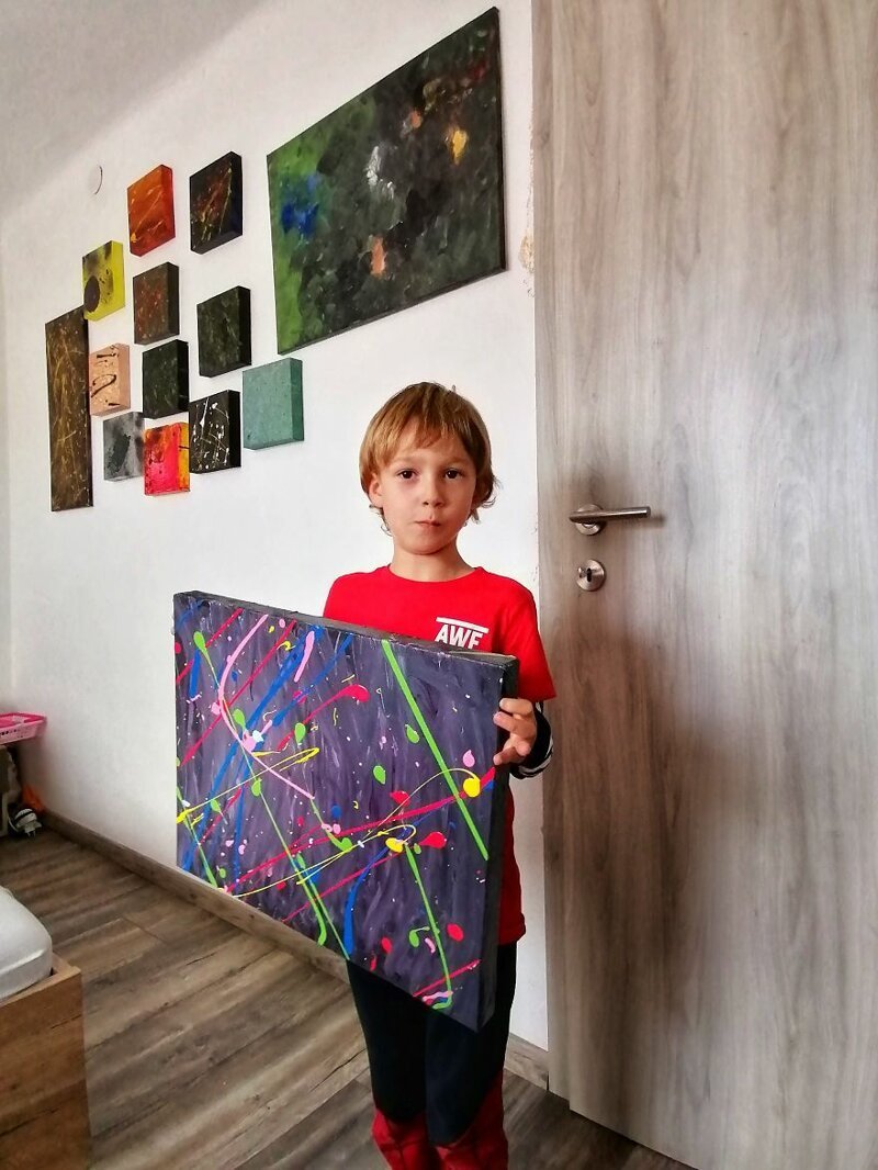 5-летний мальчик с аутизмом рисует особенные картины