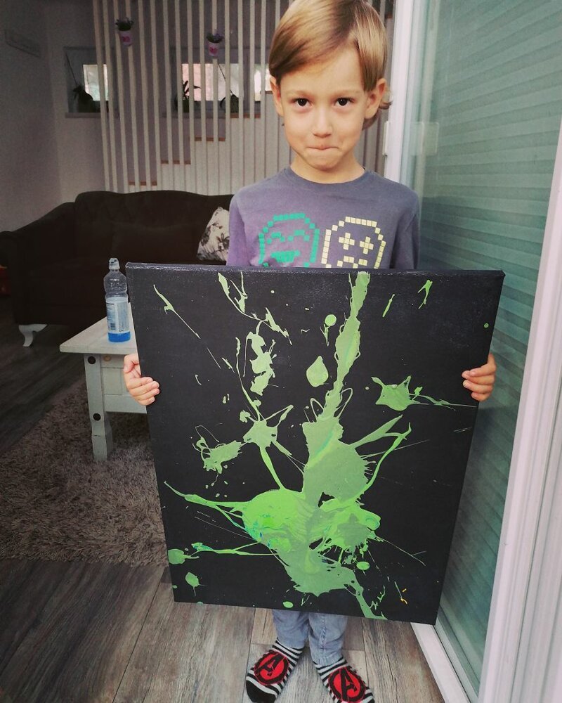 5-летний мальчик с аутизмом рисует особенные картины