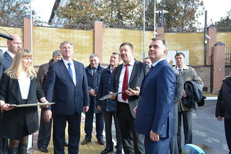 Юрий Сулин (в синем галстуке) на открытии здания крымского управления ФСБ в Бахчисарае