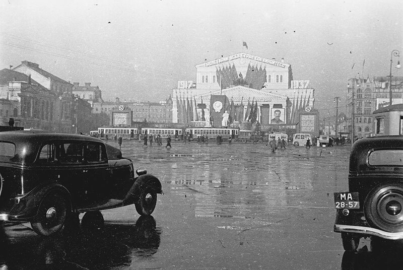Большой театр украшен флагами в честь 20-летия революции.
