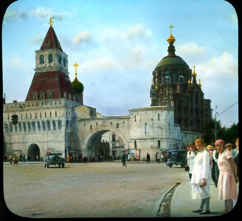 Владимирские ворота на Лубянской площади.