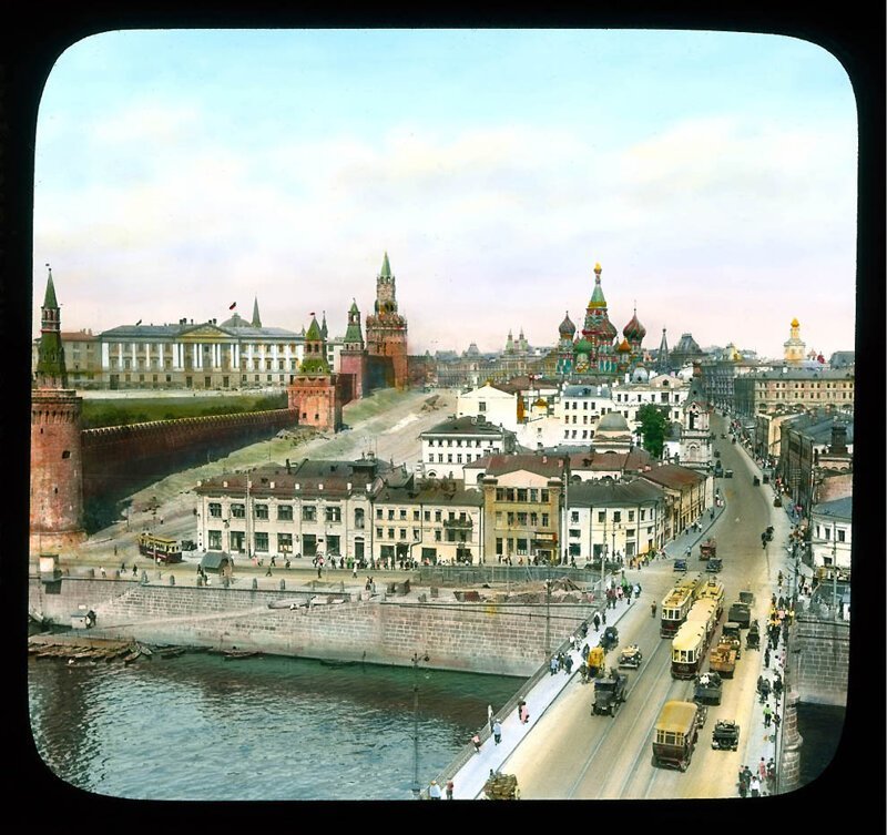 Вид на Москворецкую улицу и Васильевский спуск от Большого Москворецкого моста.