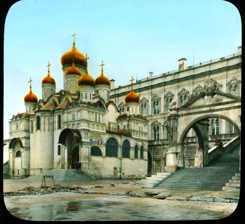 Благовещенский собор Кремля и Красное крыльцо.
