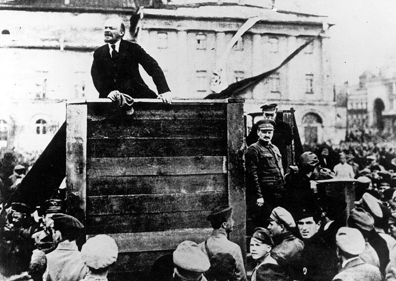 Ленин выступает перед красноармейцами, отправляющимися на войну с Польшей. Рядом с трибуной Троцкий и Каменев 