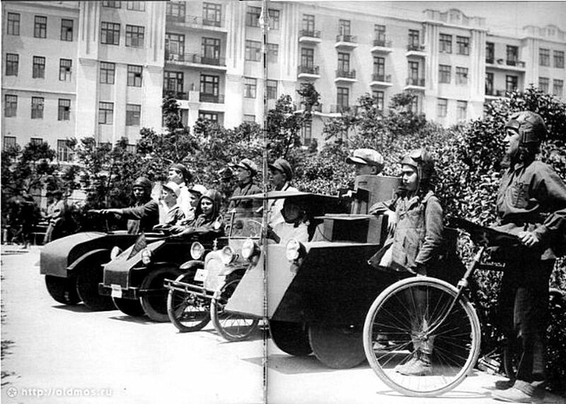 Дети на параде с самодельными машинами. 30-е годы.