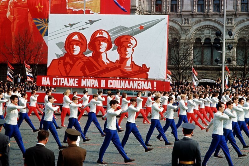 Праздничная демонстрация на Красной площади в Москве 1 мая 1969