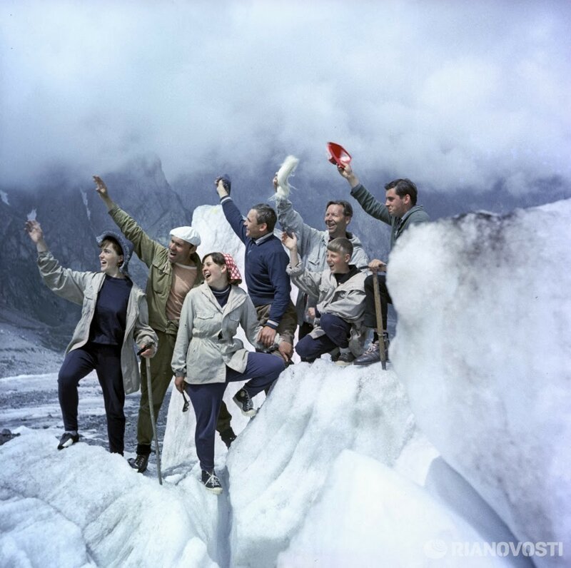 Альпинисты на одной из вершин Кавказских гор. РИА Новости, К.Каспиев, 1969