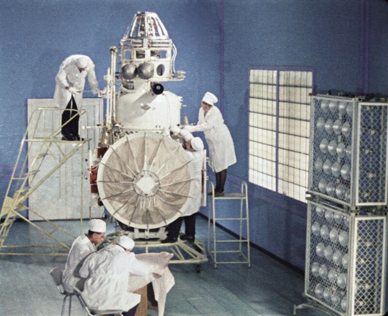 А это сами аппараты миссий "Венера-5" и "Венера-6" проходят последние приготовления перед запуском