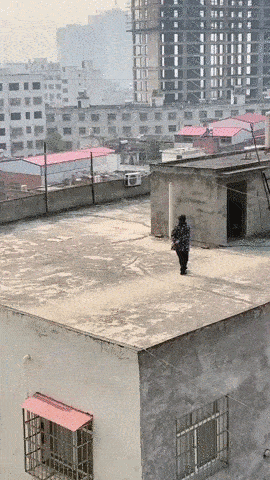 Женщина, идущая по крыше дома.. Женщина, идущая по крыше дома..