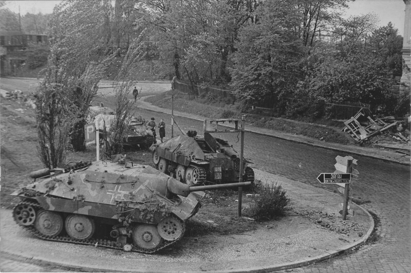 После 1944 года, когда войска продвинулись ближе к германии, были созданы специальные подразделения по очистке полей сражений