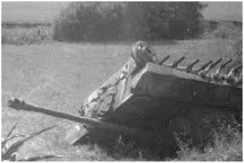 Танк "пантера" на полях германии, 1947 год. местные жители сняли все, что можно было снять, включая гусеницы. Остался лишь  остов...