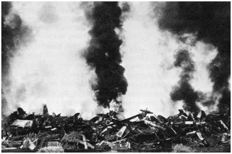 Многие самолеты в целях безопасности были просто сожжены. На фото 200 японских военных самолетов были сожжены Корпусом морской пехоты США в конце 1945 года на авиабазе Омура в западной части Кюсю.