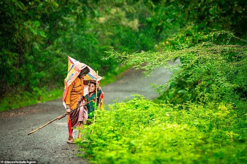 Мать и ребенок под дождем. Автор - @jayeshvijuda, Индия