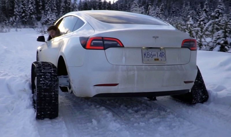 Tesla на гусеничном ходу: владелец приспособил свой электрокар для езды по снегу