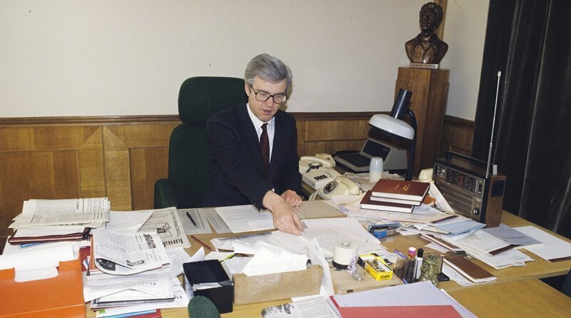 Начальник управления информации Министерства внешних сношений СССР Виталий Чуркин работает в своём кабинете, 1991 год.