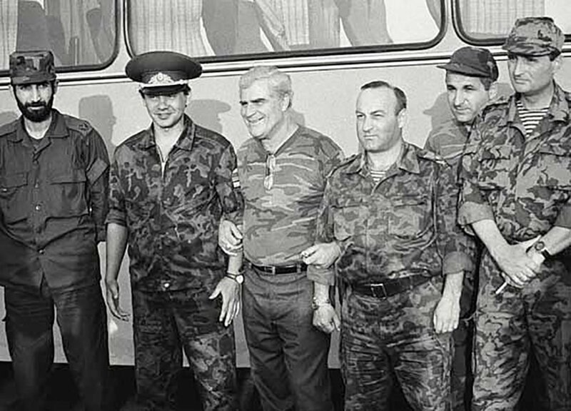 Сухуми, 1993 год. Первый слева молодой генерал Гия Каркарашвили, с мая 1993 министр обороны Грузии, комендант Гагры. Второй слева - глава ГКЧС РФ Сергей Шойгу.