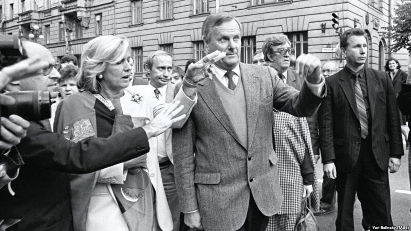 Мэр Санкт-Петербурга Анатолий Собчак, его советник Владимир Путин, его охранник Виктор Золотов, Санкт-Петербург, сентябрь 1992 года.