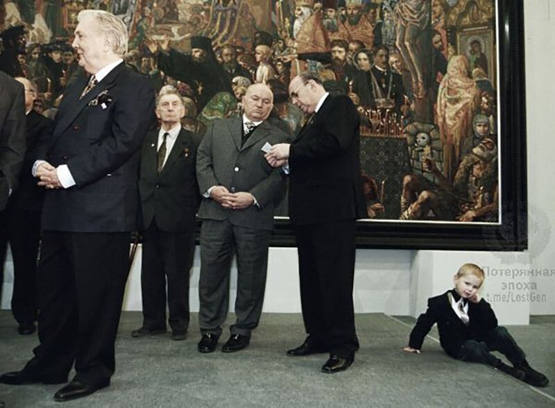 Илья Глазунов, Юрий Лужков, Владимир Ресин и скучающий мальчик, органично расположившийся на полу Третьяковской галереи, 1999 год
