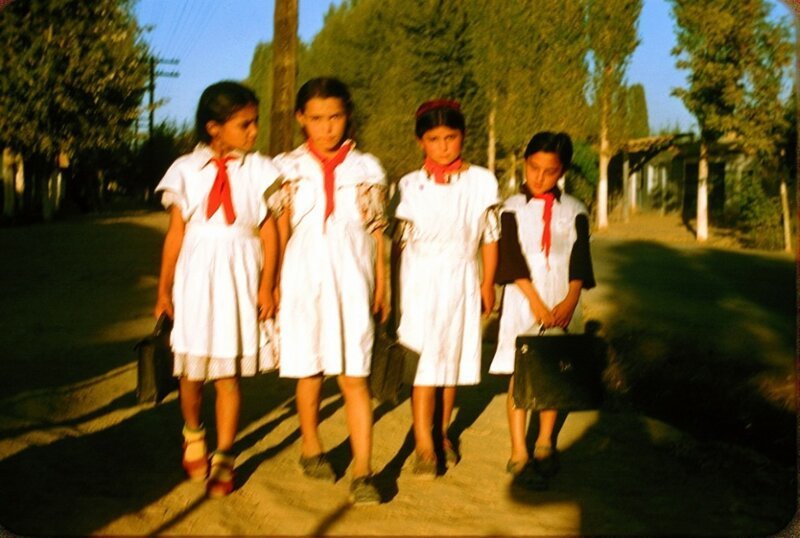 Школьницы-туркменки под Ташкентом.