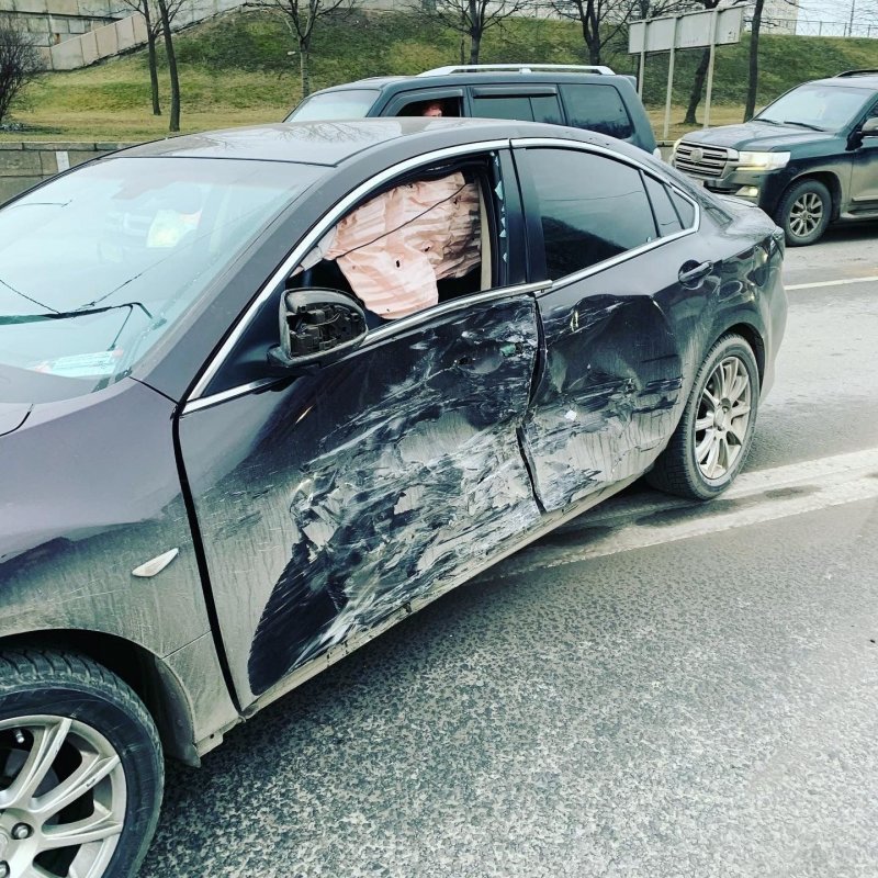 В Петербурге водитель каршеринга не вписался в поворот и устроил ДТП