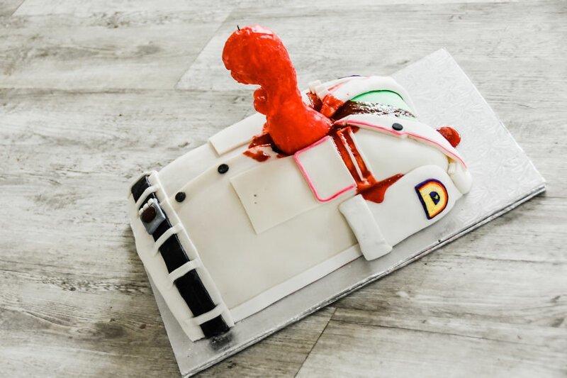 Торт с "сюрпризом", сделанный папой именинника-кондитером