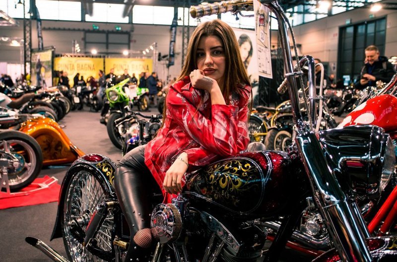Симпатичные девушки и крутые мотоциклы с выставки в Италии