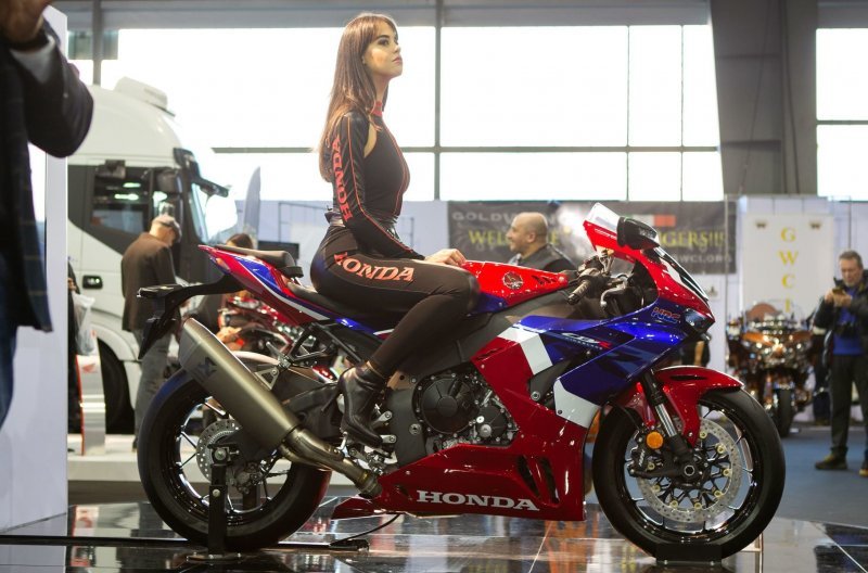 Симпатичные девушки и крутые мотоциклы с выставки в Италии