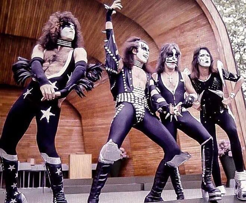 Легендарная рок группа Kiss на открытой сцене в парке Скансен в Стокгольме, лето 1976 года.