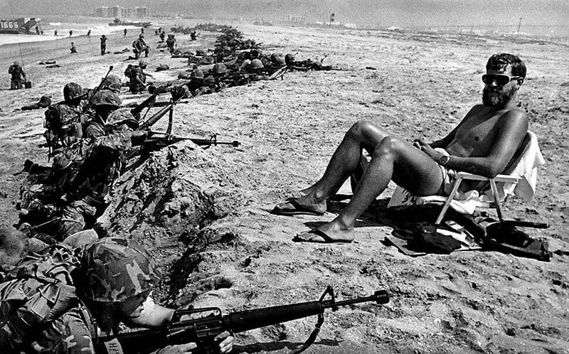 22 июня 1978: Морские Резервисты во время тренировки высадки десанта в Коронадо, и невозмутимый отдыхающий.