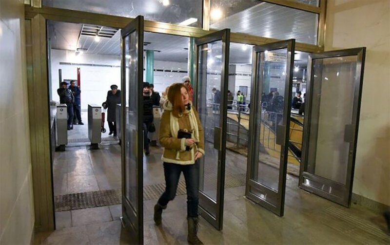 Почему на входе в метро такие странные и неудобные двери?