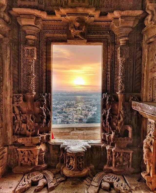Храм Сасбаху, Гвалиор, Индия