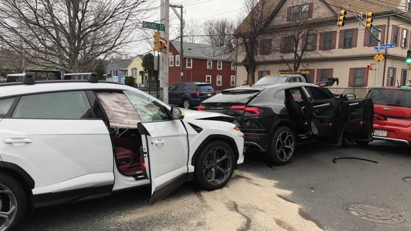 В Бостоне подростки украли из автосалона два Lamborghini Urus и разбили их друг о друга
