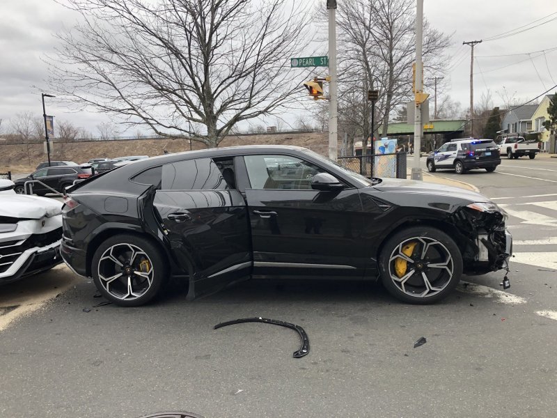 В Бостоне подростки украли из автосалона два Lamborghini Urus и разбили их друг о друга