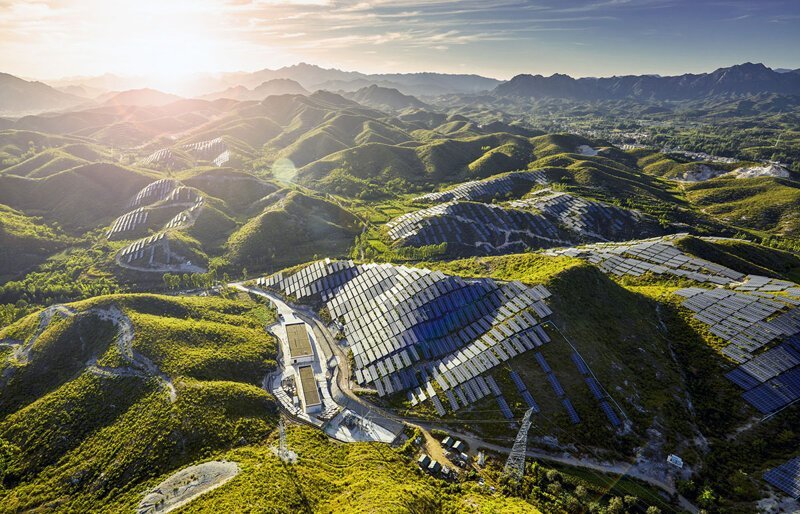 Солнечные панели покрывают южные склоны Китая.