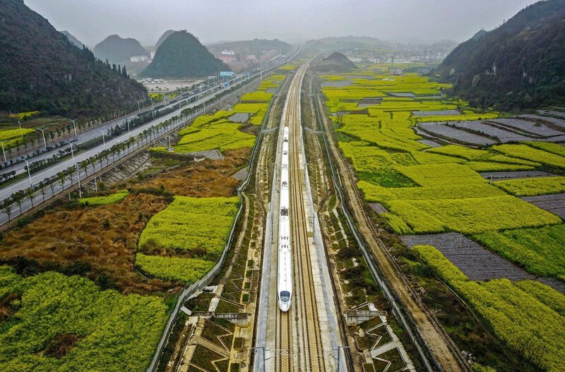Скоростной поезд проходит через Anshun в юго — западной провинции Китая Гуйчжоу.